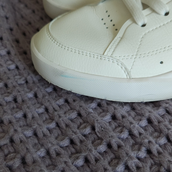 On The Roger Centre Court Womens Sneakers - Picture 2 of 7